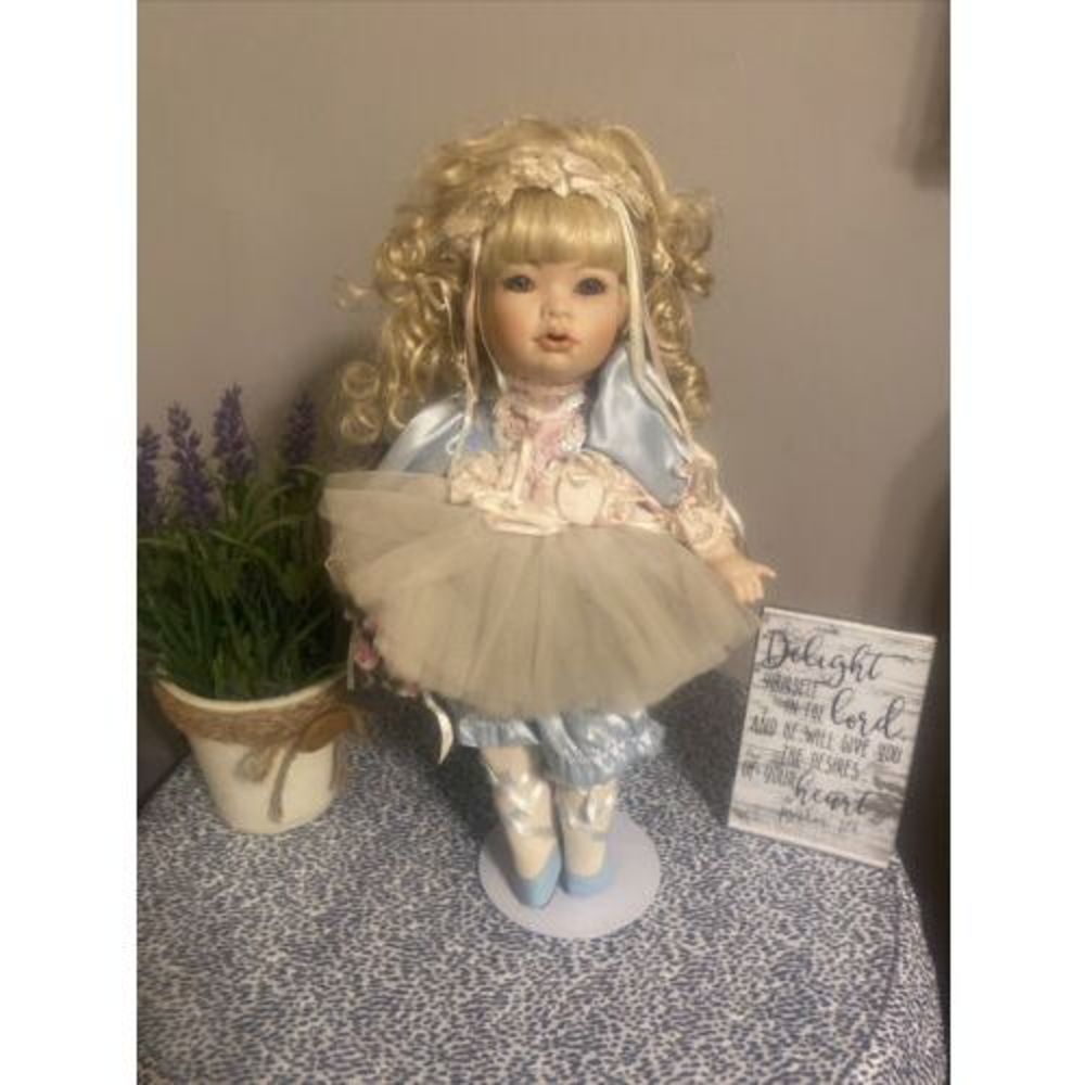 World Gallery of Dolls Collection "FELICIA" Prima Ballerina-Pre-owned